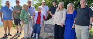 Die Familie Mauerhof aus Nattwerder und Thierachern am neuen Gedenkstein, der an die Ankunft der Kolonisten erinnert.