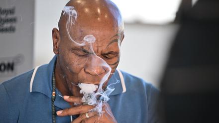 Box-Ikone und Cannabis-Unternehmer Mike Tyson raucht an einem Stand der Cannabis-Messe Mary Jane einen Joint. 