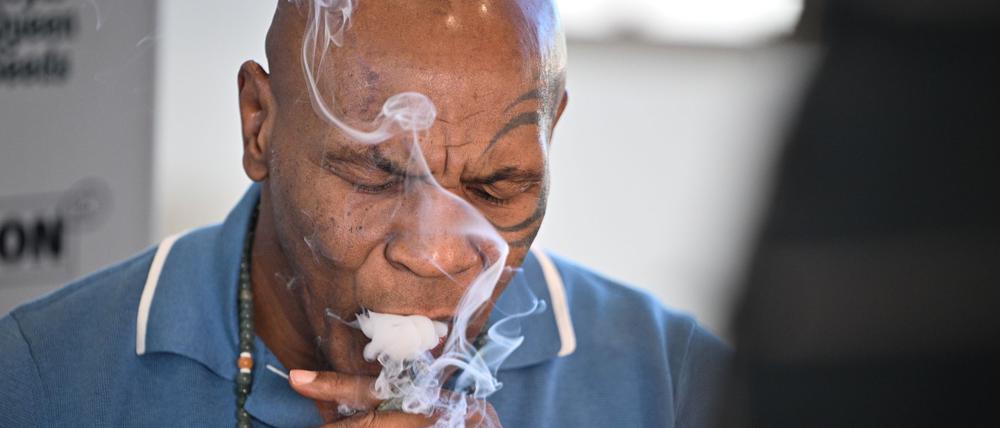 Box-Ikone und Cannabis-Unternehmer Mike Tyson raucht an einem Stand der Cannabis-Messe Mary Jane einen Joint.
