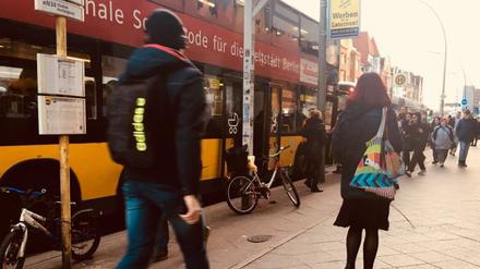 Busse, Döner, Fahrgasttrubel. Und die Radfahrer mitten durch. Die Klosterstraße in Berlin-Spandau.