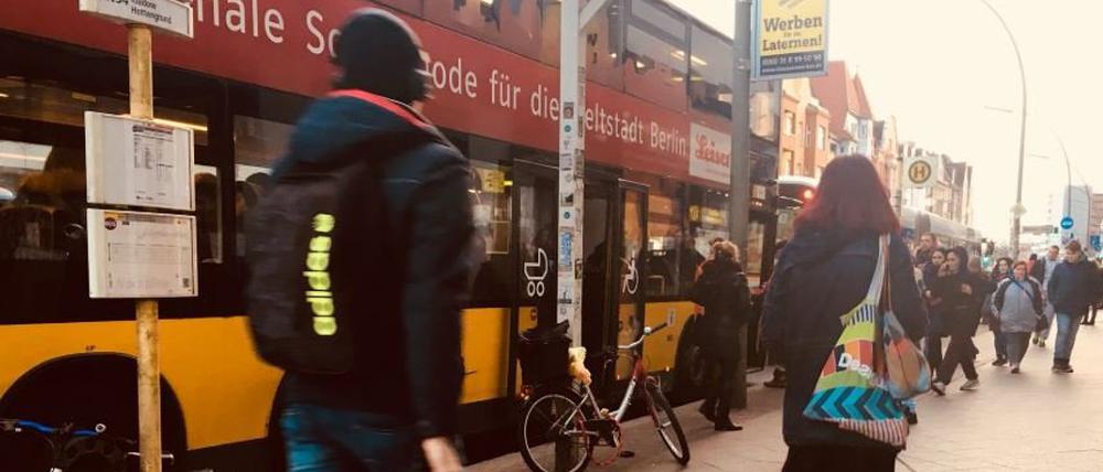Busse, Döner, Fahrgasttrubel. Und die Radfahrer mitten durch. Die Klosterstraße in Berlin-Spandau.