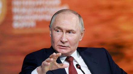 Der russische Präsident Wladimir Putin spricht während einer Plenarsitzung des Internationalen Wirtschaftsforums St. Petersburg (SPIEF).