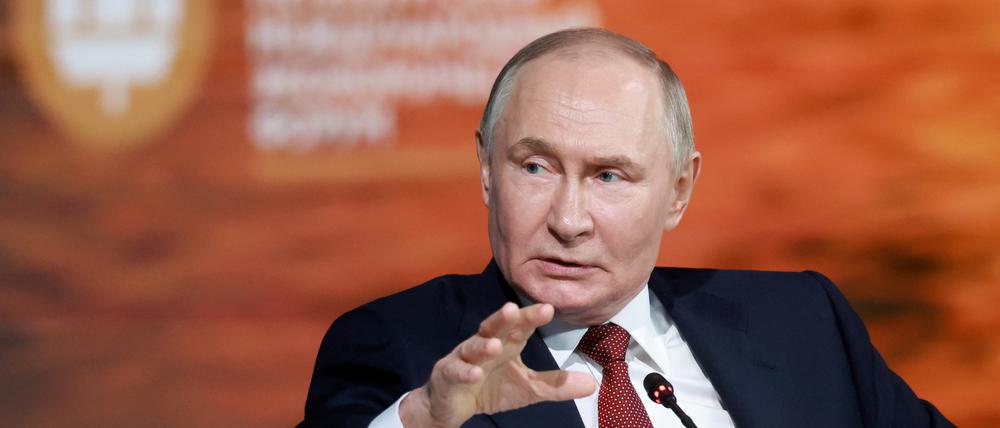 Der russische Präsident Wladimir Putin spricht während einer Plenarsitzung des Internationalen Wirtschaftsforums St. Petersburg (SPIEF).