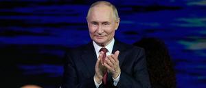 Putin bekam Applaus für seine Aussage, dass Russen und Ukrainer ein Volk seien. 