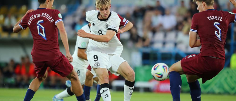 Die deutsche U19-Auswahl hat bei der EM das Halbfinale erreicht.