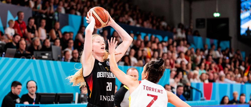 Die Spanierinnen (rechts Alba Torrens) ließen dem deutschen Team (links Frieda Bühner) kaum Raum zur Entfaltung.