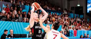 Die Spanierinnen (rechts Alba Torrens) ließen dem deutschen Team (links Frieda Bühner) kaum Raum zur Entfaltung.