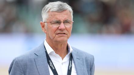 Bundestrainer Otto Becker beobachtet das Nationalteam.