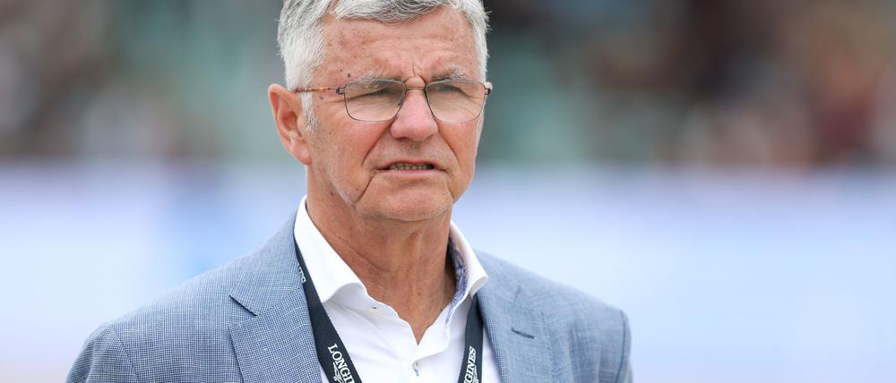 Bundestrainer Otto Becker beobachtet das Nationalteam.