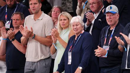Auch Dirk Nowitzki war beim zweiten deutschen Gruppenspiel wieder in der Halle.