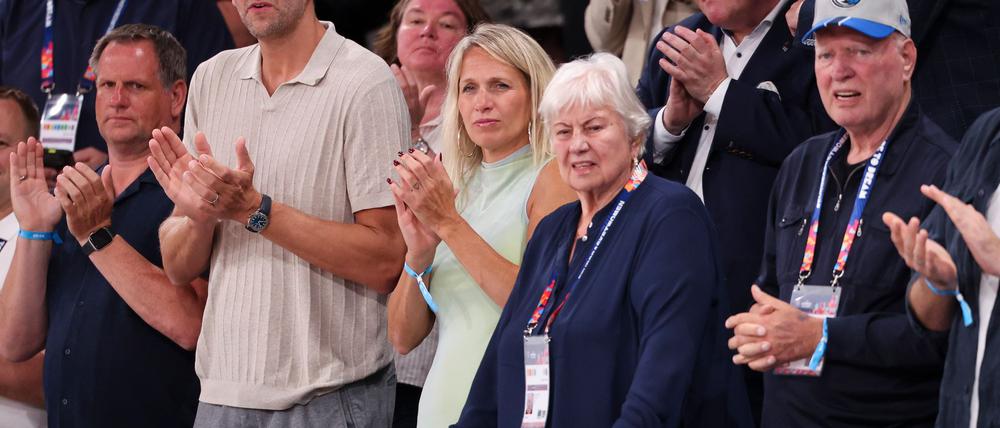 Auch Dirk Nowitzki war beim zweiten deutschen Gruppenspiel wieder in der Halle.