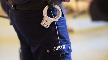 Bei der Flucht aus dem Gerichtssaal verletzte der Straftäter einen JVA-Beamten. (Symbolbild)