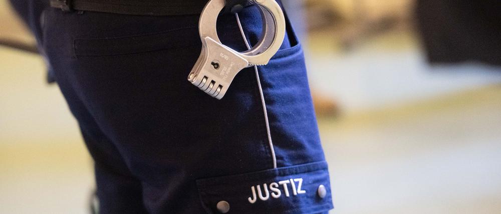 Bei der Flucht aus dem Gerichtssaal verletzte der Straftäter einen JVA-Beamten. (Symbolbild)