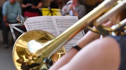 Von der Straßenmusik bis zum klassischen Orchester: Die Fête de la Musique ist in Berlin jedes Jahr ein großes Ding. (Archivbild)