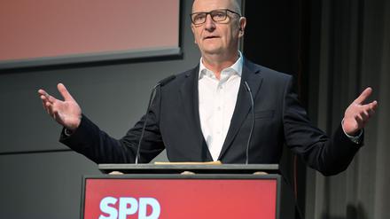 Brandenburgs Ministerpräsident Dietmar Woidke stellt sich auf dem SPD-Landesparteitag in Cottbus zur Wiederwahl als Landesvorsitzender. (Archivbild)