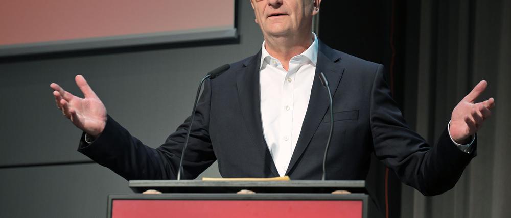Brandenburgs Ministerpräsident Dietmar Woidke stellt sich auf dem SPD-Landesparteitag in Cottbus zur Wiederwahl als Landesvorsitzender. (Archivbild)