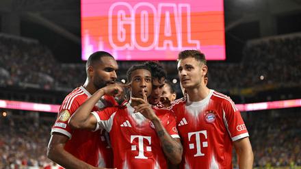 Michael Olise feiert mit seinen Teamkameraden vom FC Bayern München den Siegtreffer gegen die Boca Juniors bei der Club-WM.