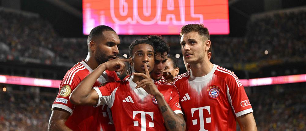 Michael Olise feiert mit seinen Teamkameraden vom FC Bayern München den Siegtreffer gegen die Boca Juniors bei der Club-WM.