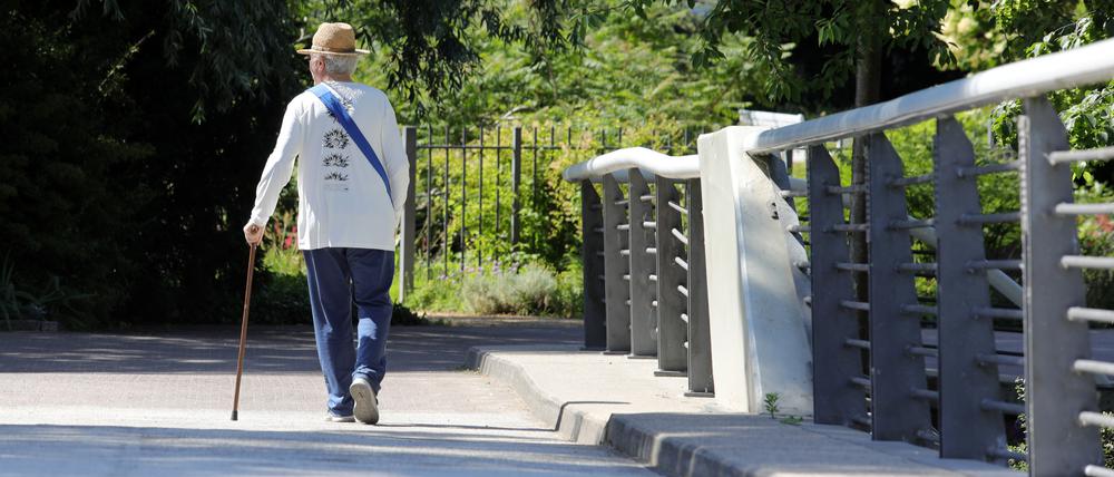 Ein älterer Mann ist bei einem Spaziergang zu sehen. 