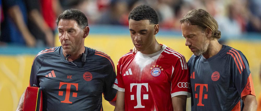 Jamal Musiala muss von den Bayern-Ärzten begleitet werden.