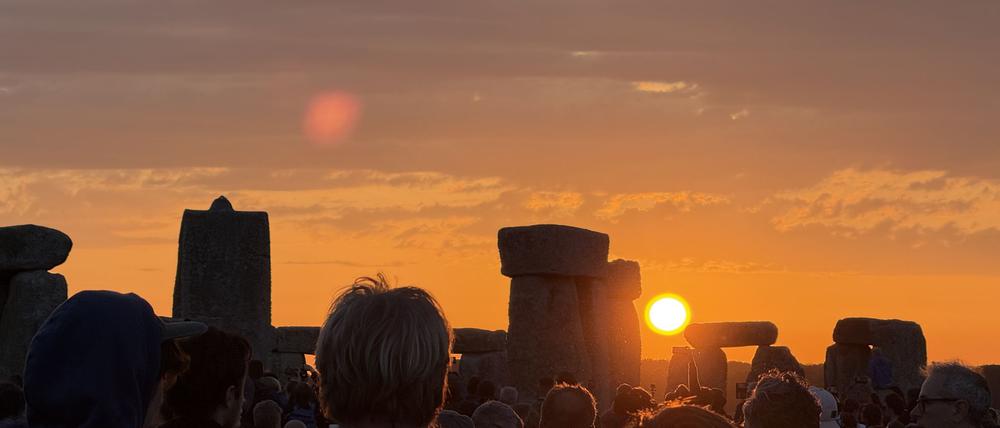Dass in Stonehenge schon seit Jahrtausenden gefeiert werde, mache etwas mit einem, sagt eine Besucherin.