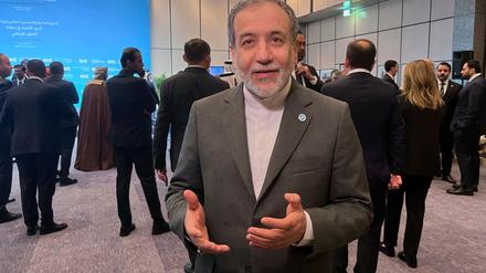 Der iranische Außenminister Abbas Araghtschi nimmt in Istanbul an einem Treffen der Organisation für islamische Zusammenarbeit teil.