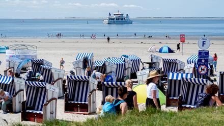 Von Aufenthalten im Freien in der Mittagszeit wie hier auf Norderney rät der DWD derzeit ab.