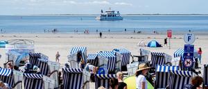 Von Aufenthalten im Freien in der Mittagszeit wie hier auf Norderney rät der DWD derzeit ab.