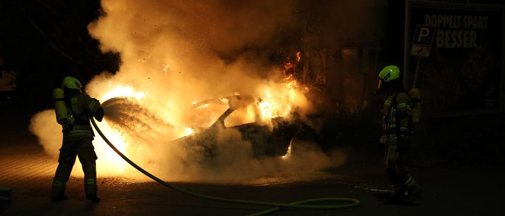 In Berlin haben Unbekannte drei Autos in Brand gesteckt. (Archivbild)