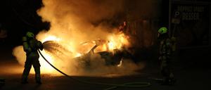 In Berlin haben Unbekannte drei Autos in Brand gesteckt. (Archivbild)
