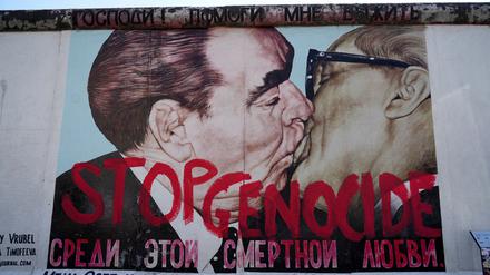 Der Schriftzug «Stop Genocide» (Stoppt den Völkermord) ist auf dem „Bruderkuss“-Bild vom Künstler Wrubel an der East Side Gallery zu lesen. Wie die Gruppe Neue Generation mitteilte, haben zwei Aktivistinnen aus ihrem Umfeld das Mauerbild aus dem Jahr 1990 am Nachmittag aus Protest gegen den Krieg im Gazastreifen überschrieben.