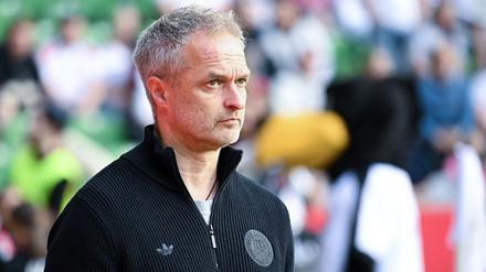 Bundestrainer Christian Wück bereitet sich mit den Fußball-Frauen auf die EM vor. Am Samstag kamen Dopingkontrolleure im Trainingslager zu Besuch. 