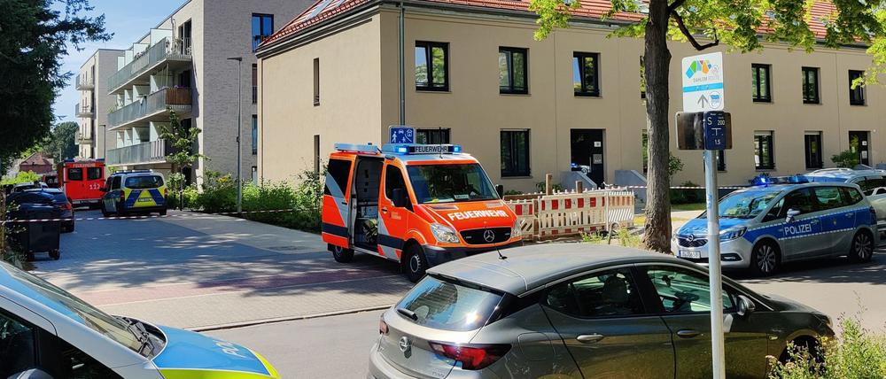 Wegen eines mutmaßlichen Tötungsdelikts sind Polizei und Feuerwehr am Samstag nach Zehlendorf alarmiert worden.
