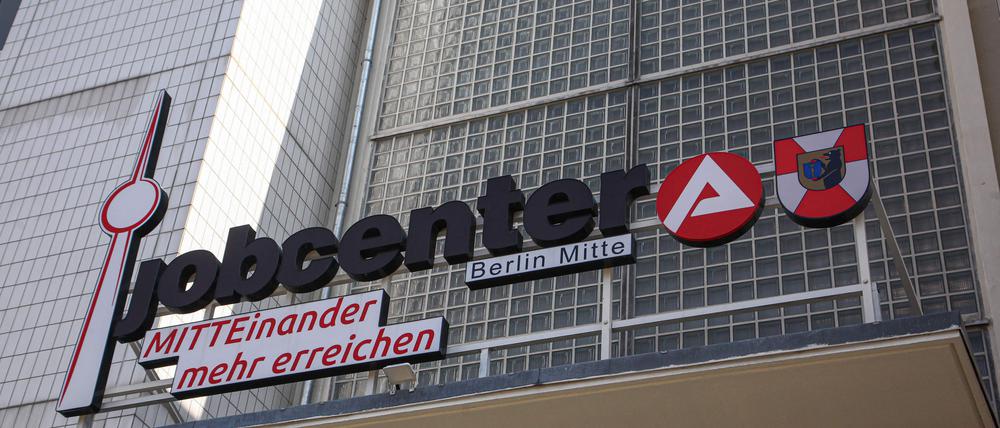 Von den circa vier Millionen erwerbsfähigen Bürgergeld-Berechtigten hatten im Oktober 2024 mehr als 2,5 Millionen Menschen einen Migrationshintergrund.