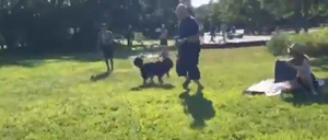 Jonathan wird wegen seines Glaubens im Park am Gleisdreieck mit einem Messer bedroht.