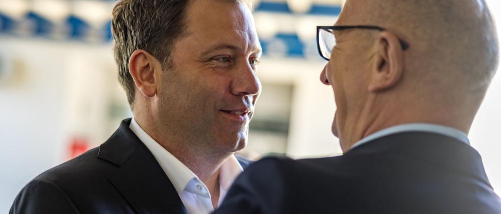 SPD-Chef Lars Klingbeil dringt auf die Prüfung eines AfD-Verbotsverfahrens. Hier im Gespräch mit Dietmar Woidke (r), Brandenburgs Ministerpräsident und SPD-Landesvorsitzender.