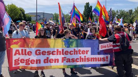 Am 21.06.2025 ziehen in Marzahn über 2000 Demonstranten für den Christopher Street Day durch die Straßen.