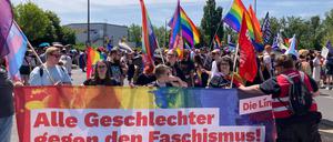 Am 21.06.2025 ziehen in Marzahn über 2000 Demonstranten für den Christopher Street Day durch die Straßen.