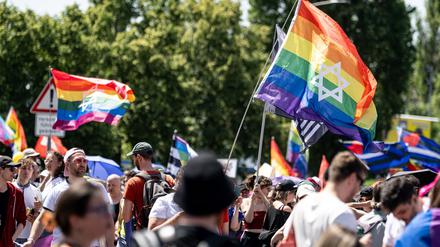Hunderte Menschen ziehen am Samstagnachmittag für Vielfalt und Toleranz durch Marzahn. 