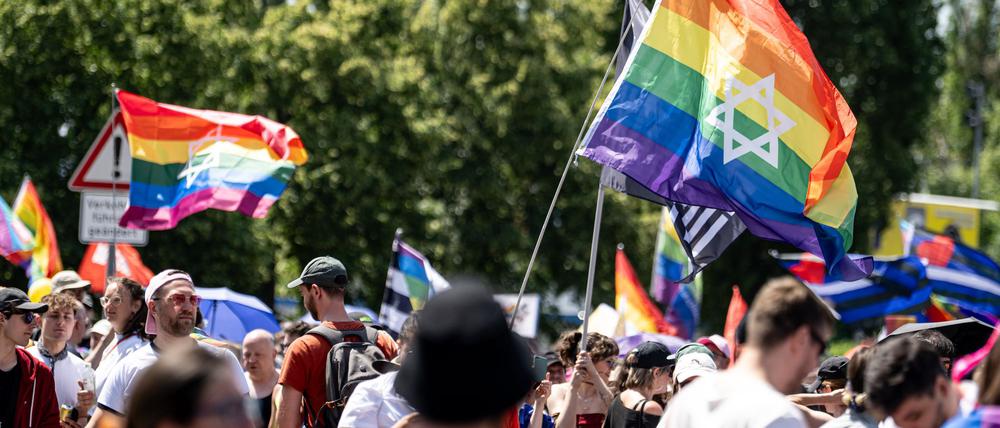 Hunderte Menschen ziehen am Samstagnachmittag für Vielfalt und Toleranz durch Marzahn.