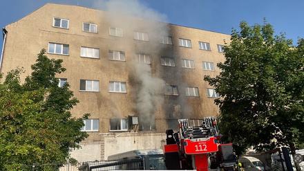 Die Feuerwehr musste am Morgen in einem Industriegebäude mit Künstlerateliers in Lichtenberg löschen.