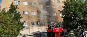 Die Feuerwehr musste am Morgen in einem Industriegebäude mit Künstlerateliers in Lichtenberg löschen.