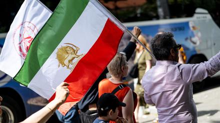 In Berlin demonstrieren Hunderte gegen die islamische Führung des Iran. 