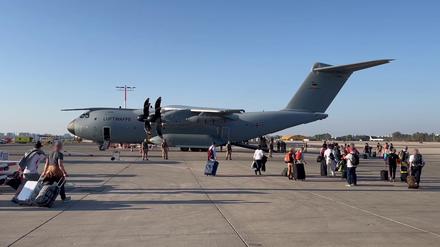 Der Screenshot eines Videos zeigt Menschen am Flughafen Ben Gurion, die an Bord eines Airbus A400M der Luftwaffe gehen.