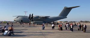 Der Screenshot eines Videos zeigt Menschen am Flughafen Ben Gurion, die an Bord eines Airbus A400M der Luftwaffe gehen.