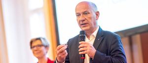 Kai Wegner (CDU), Regierender Bürgermeister von Berlin, spricht am Tag der offenen Tür im Roten Rathaus unter dem Motto „Demokratie erleben“