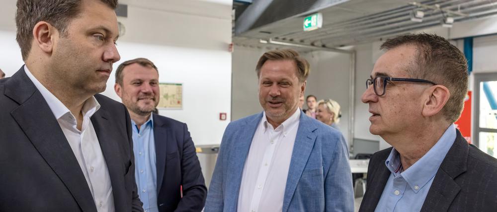 SPD-Chef Lars Klingbeil will sich für Industriearbeitsplätze in Stahlwerken einsetzen. 