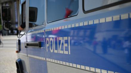 Polizisten haben einen jungen Mann überwältigt, der einen Mann mit Davidstern bedrohte. (Symbolbild)