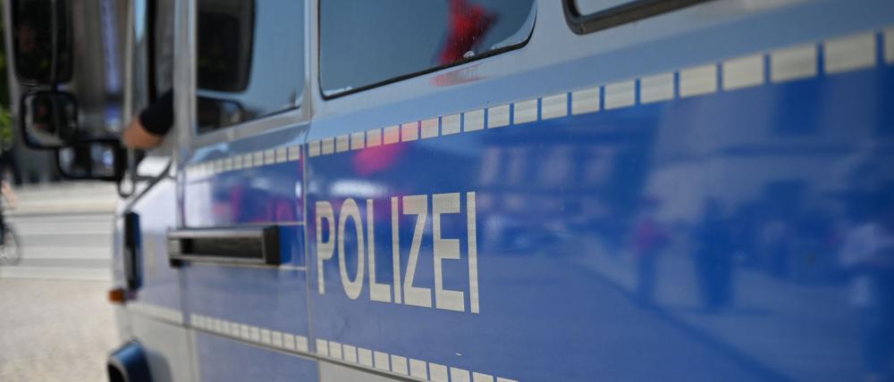 Polizisten haben einen jungen Mann überwältigt, der einen Mann mit Davidstern bedrohte. (Symbolbild)