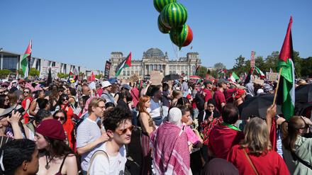 Tausende protestieren in Berlin gegen das israelische Vorgehen im Gazastreifen. 